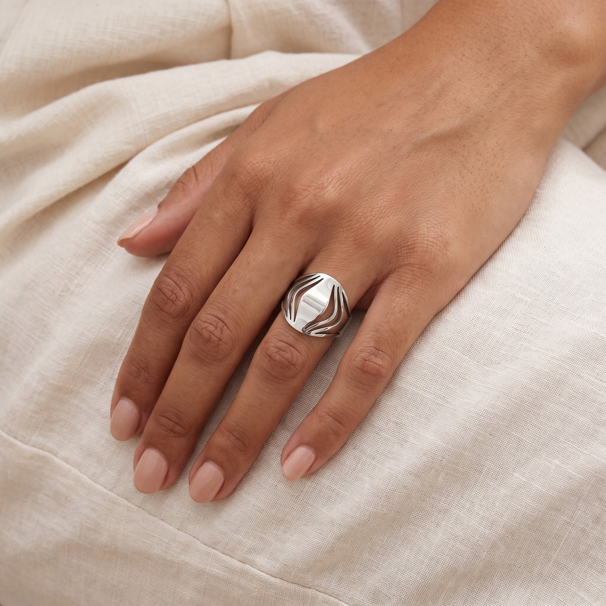 Anillo Ondas caladas plateado puesto