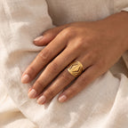Anillo Ondas caladas dorado puesto
