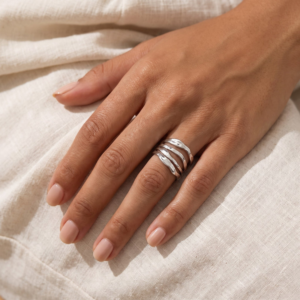 Anillo Ondas martilladas plateado puesto