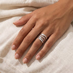 Anillo Ondas martilladas plateado puesto