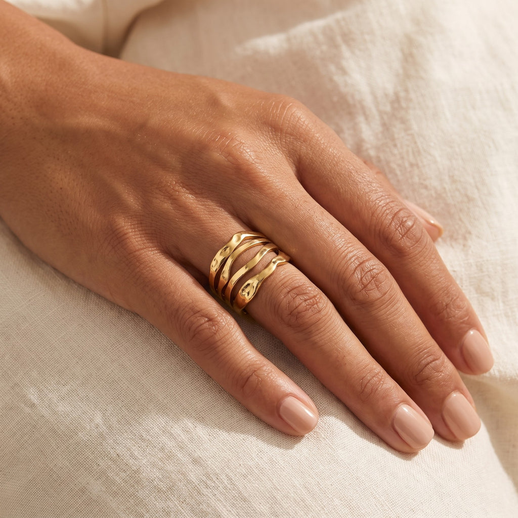 Anillo Ondas martilladas dorado puesto