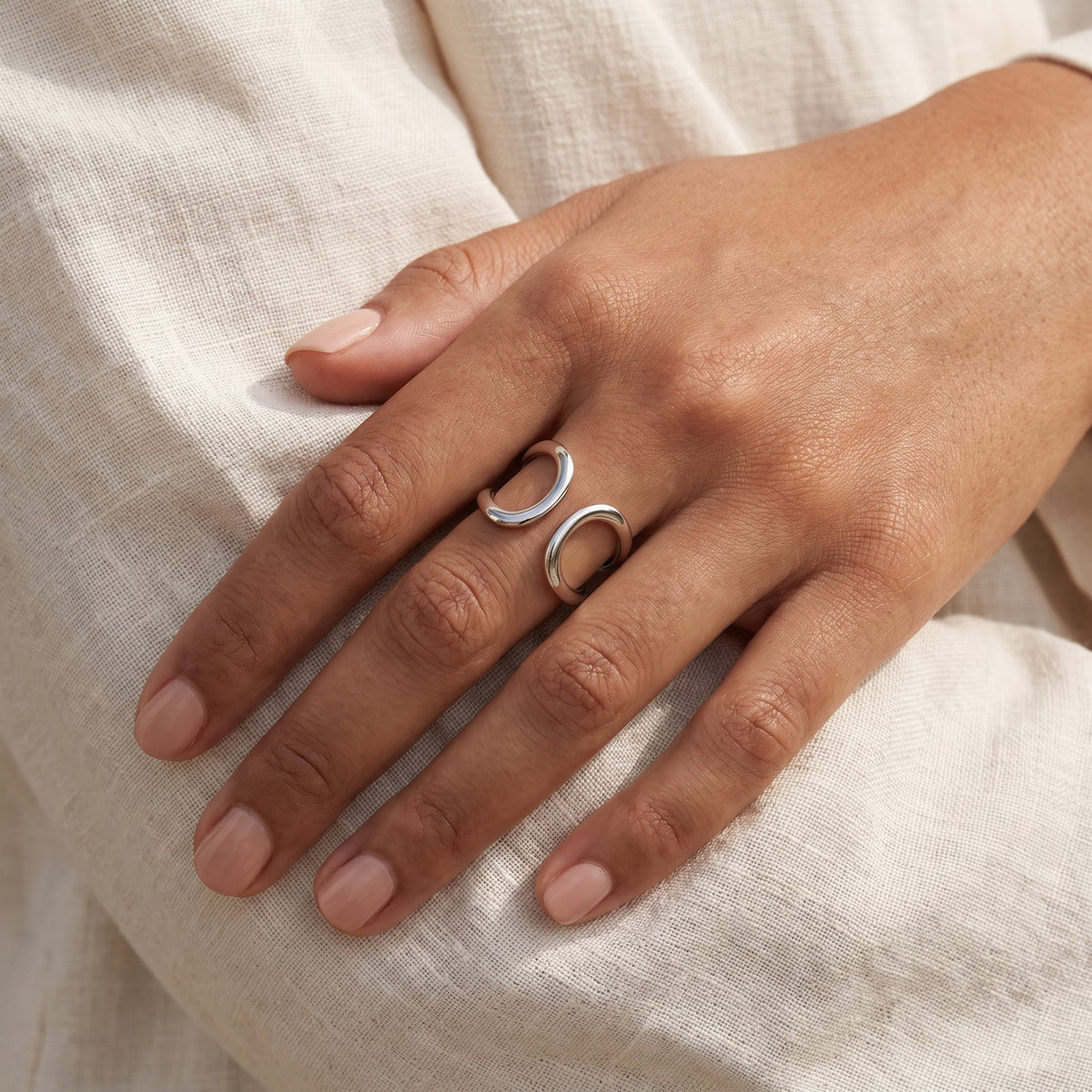 Anillo Ondas orgánicas plateado puesto