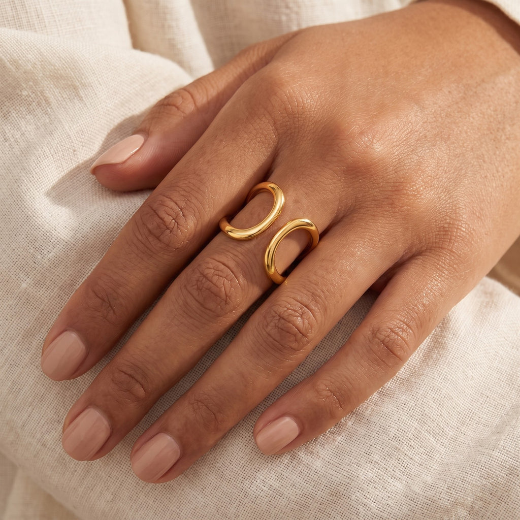 Anillo Ondas orgánicas dorado puesto