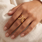 Anillo Ondas orgánicas dorado puesto