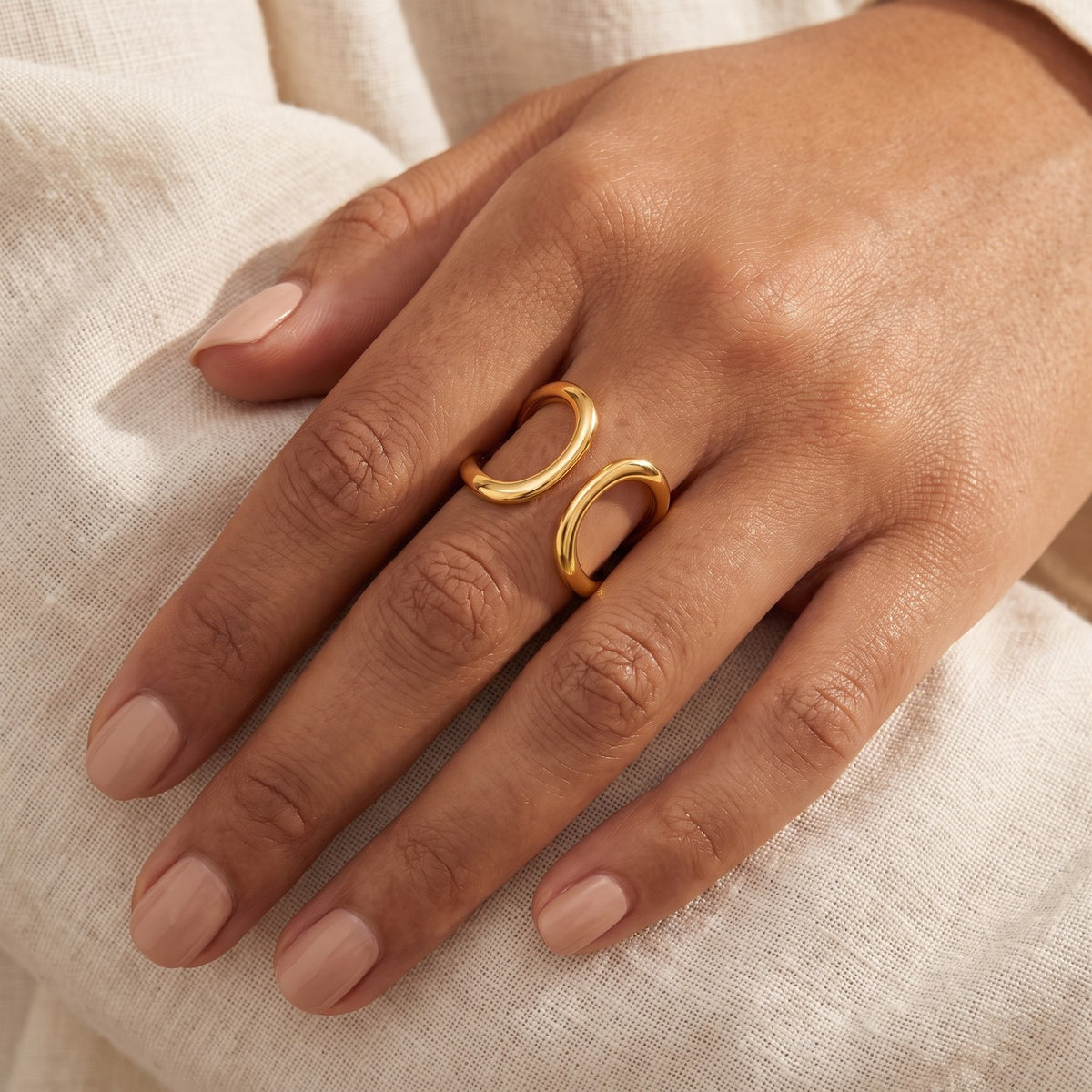 Anillo Ondas orgánicas dorado puesto