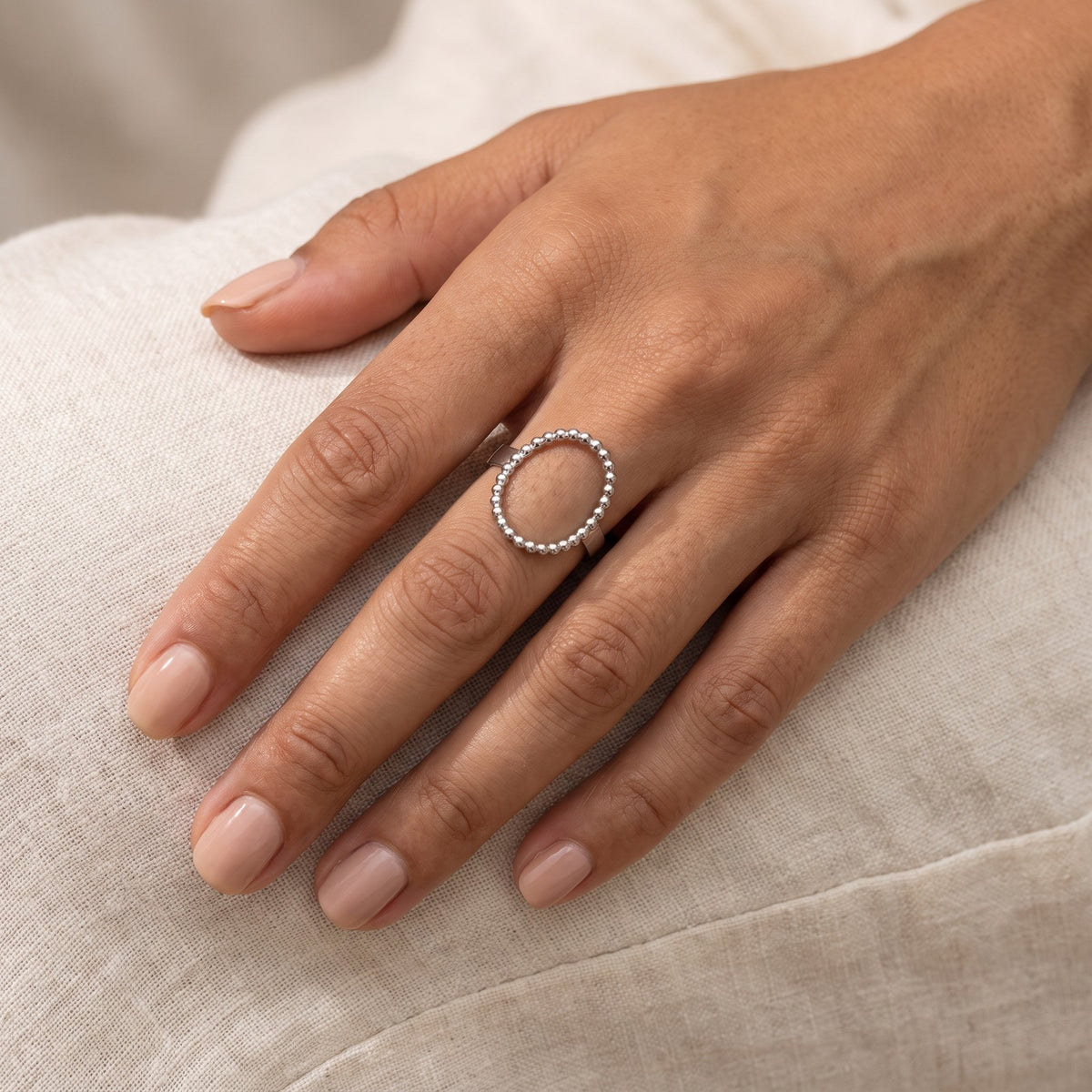 Anillo Óvalo de bolitas plateado puesto
