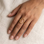 Anillo Óvalo de bolitas dorado puesto