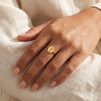 Anillo Óvalo dorado puesto