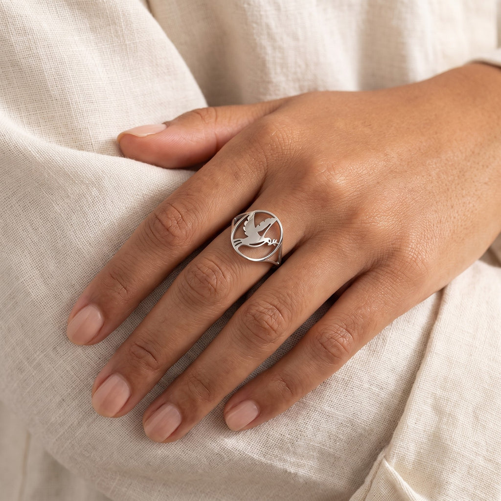 Anillo Paloma plateado puesto