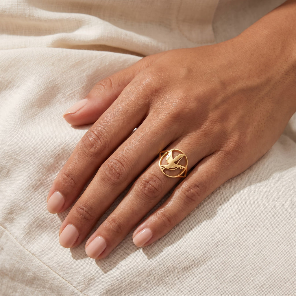 Anillo Paloma dorado puesto