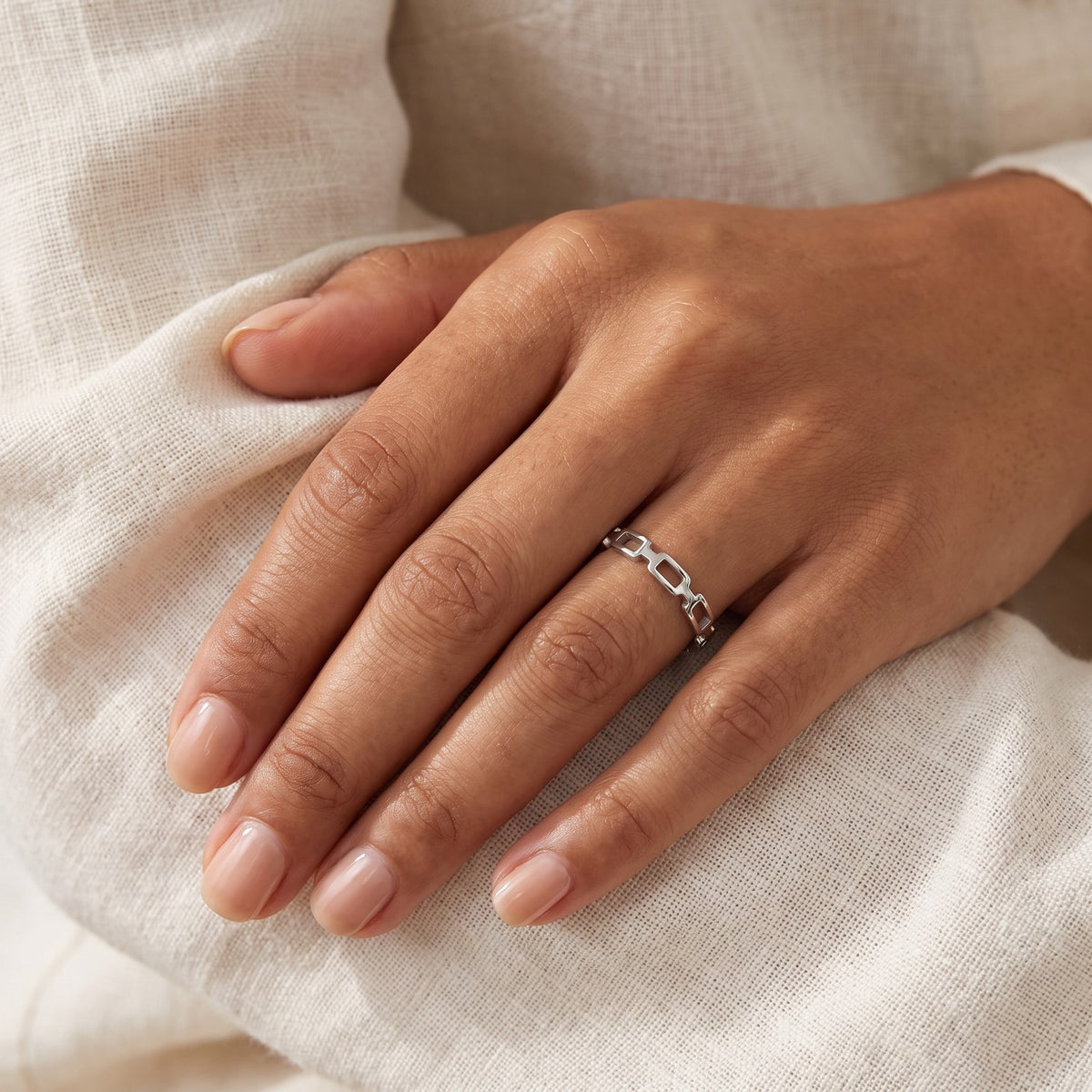Anillo Paperclip plateado puesto
