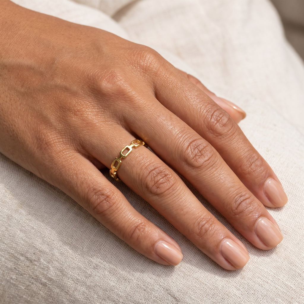 Anillo Paperclip dorado puesto