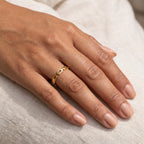 Anillo Paperclip dorado puesto