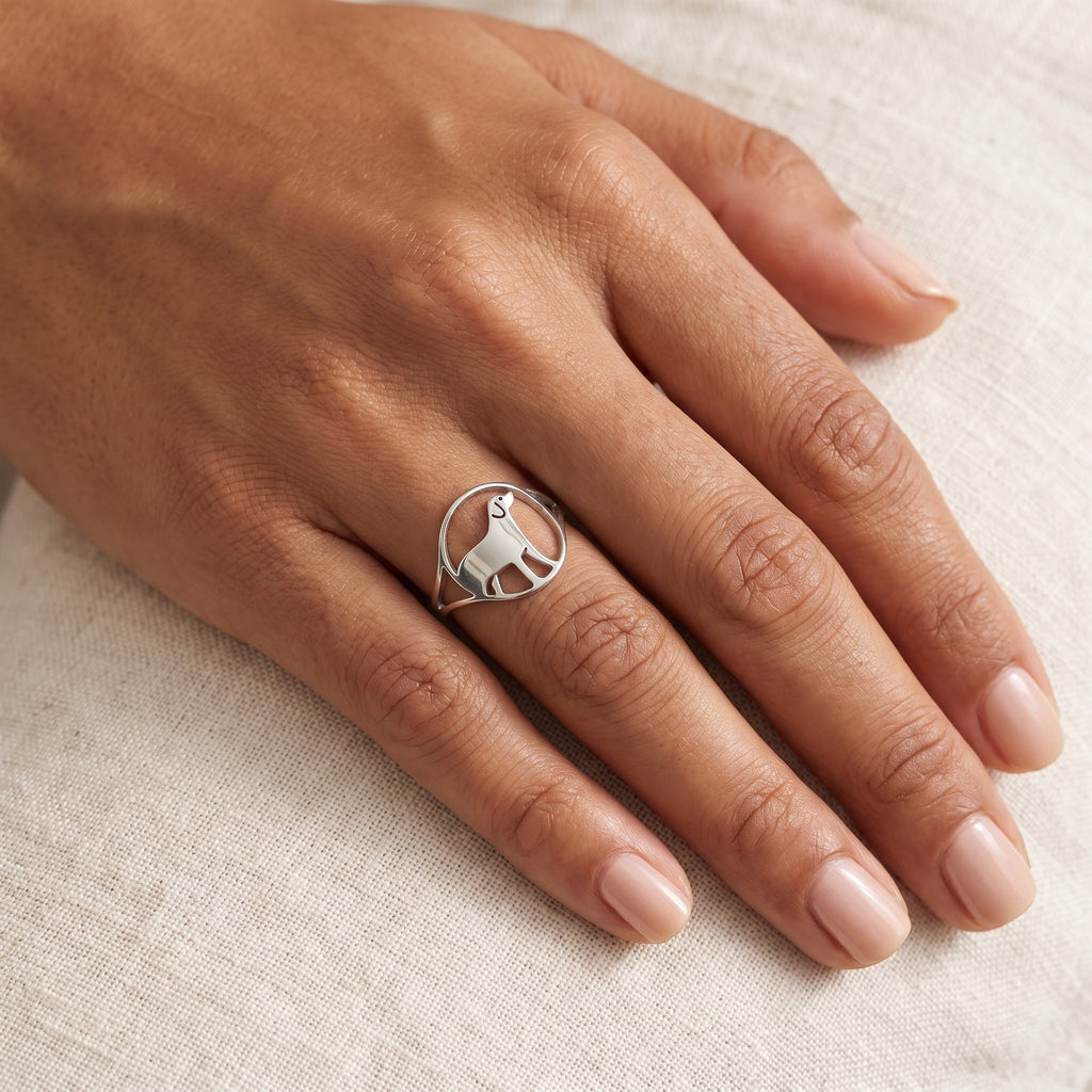Anillo Perrito plateado puesto