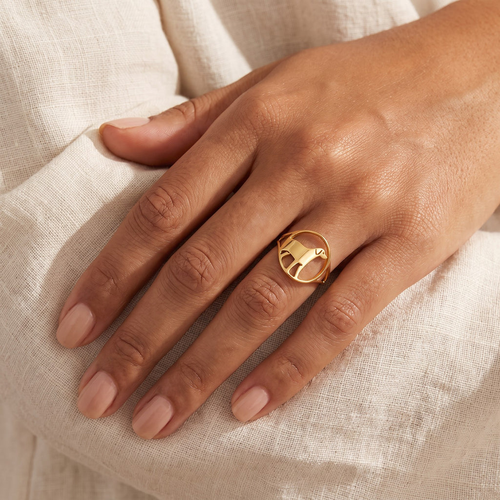 Anillo Perrito dorado puesto