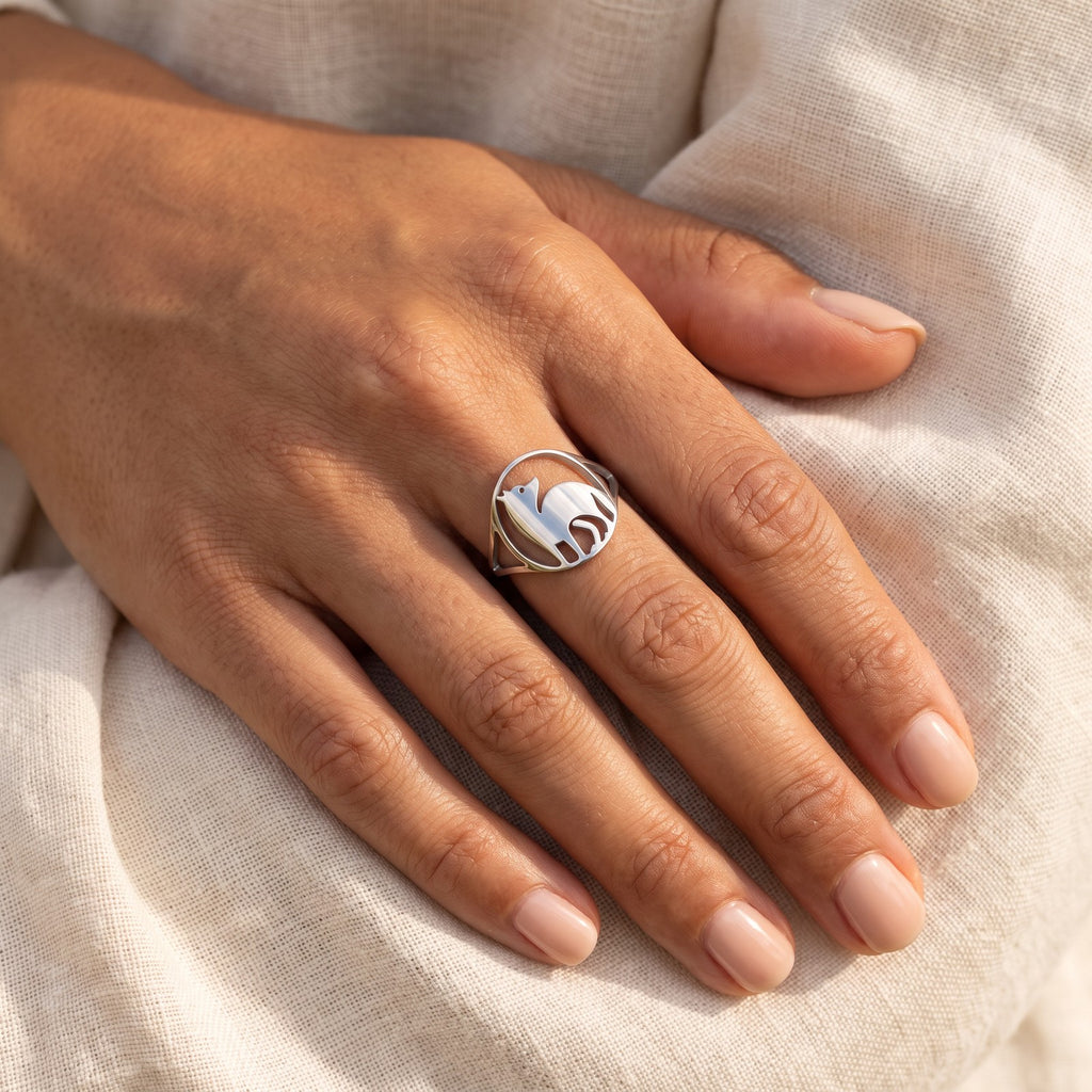 Anillo Perrito sentado plateado puesto