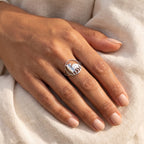 Anillo Perrito sentado plateado puesto
