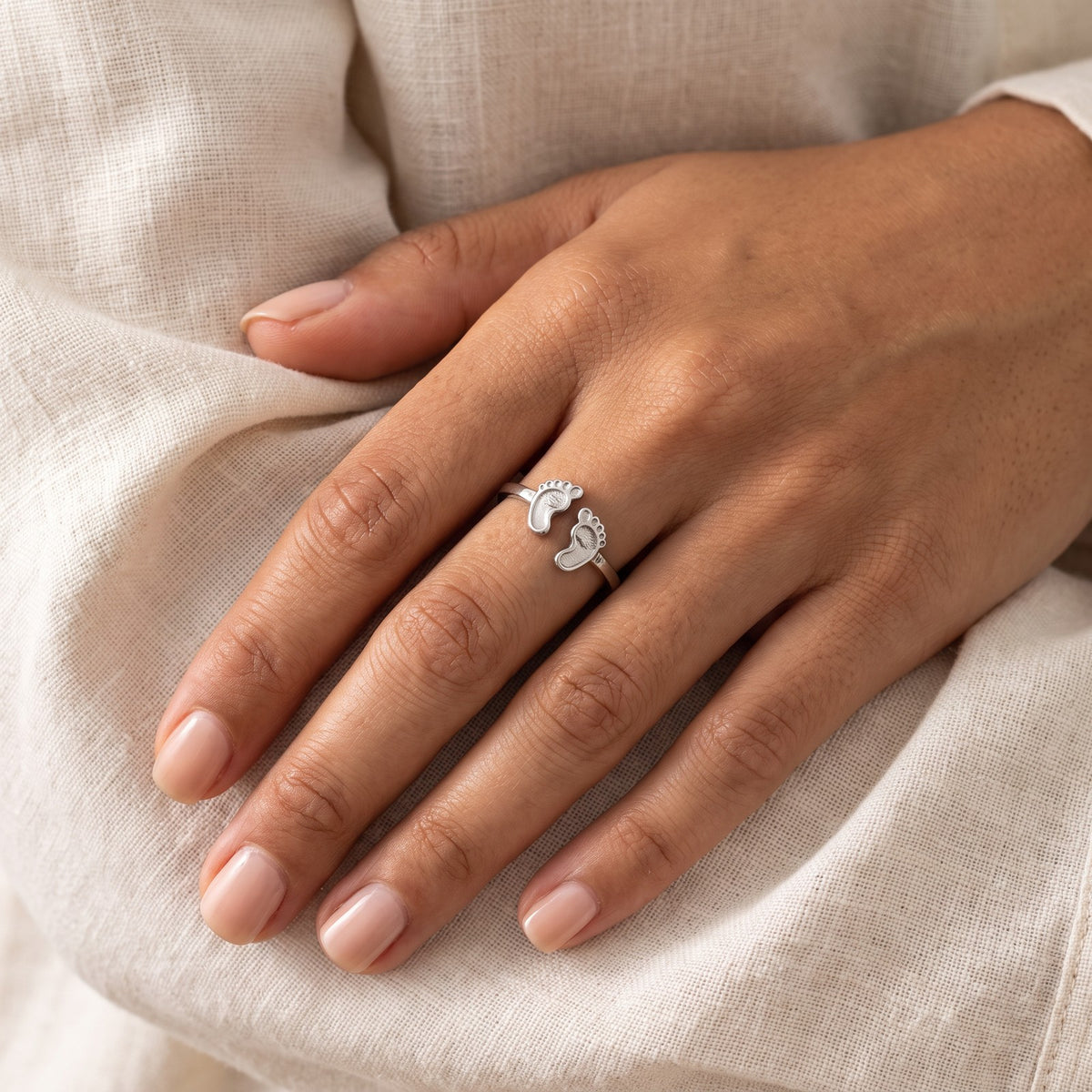 Anillo Piecitos plateado puesto