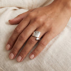Anillo Placa curva plateado puesto