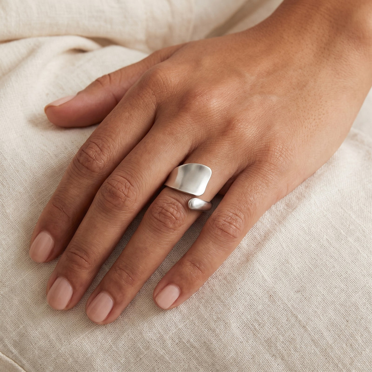 Anillo Placa curva plateado puesto
