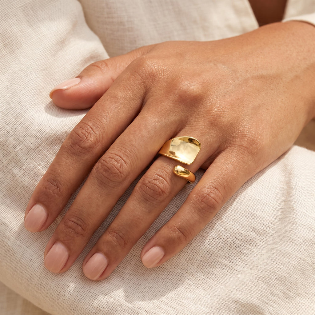 Anillo Placa curva dorado puesto