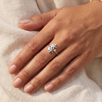 Anillo Ramito de flores plateado puesto