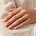 Anillo Ramito de flores dorado puesto
