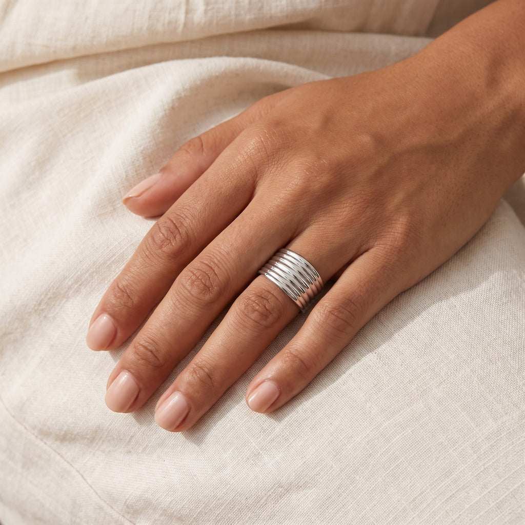 Anillo Rayas plateado puesto