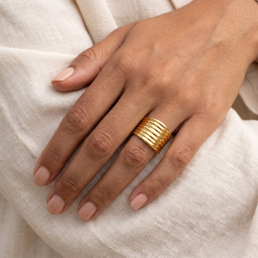 Anillo Rayas dorado puesto