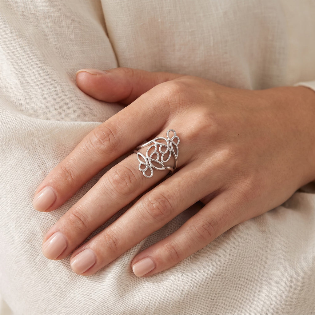 Anillo Remolinos plateado puesto