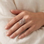 Anillo Remolinos plateado puesto