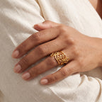 Anillo Remolinos dorado puesto