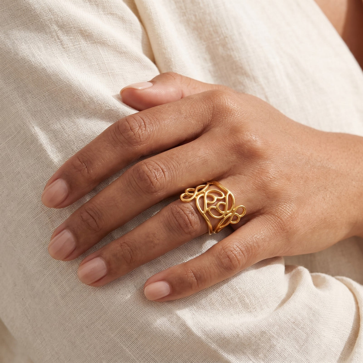 Anillo Remolinos dorado puesto