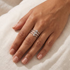 Anillo Rombo y líneas plateado puesto