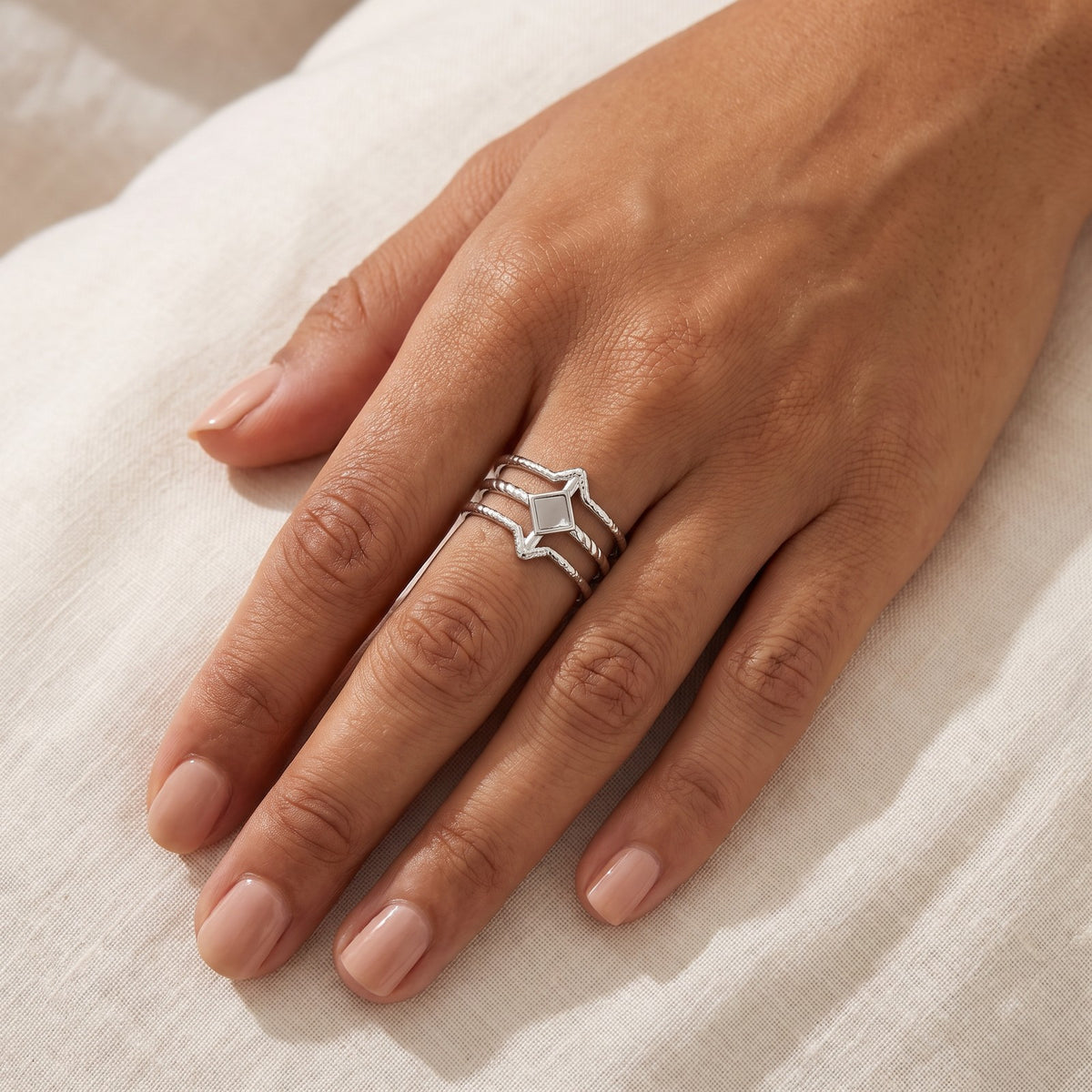Anillo Rombo y líneas plateado puesto