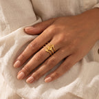 Anillo Rombo y líneas dorado puesto
