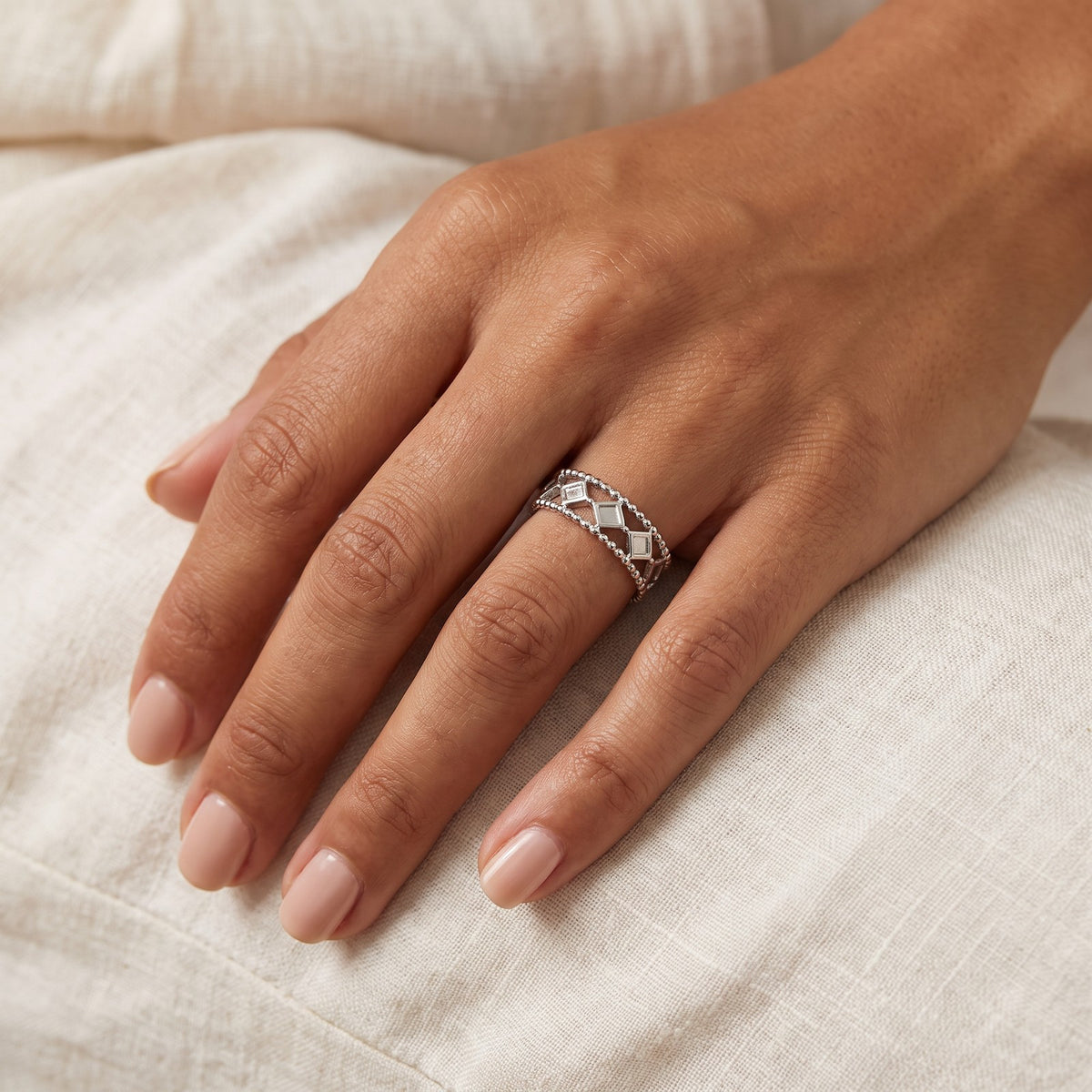 Anillo Rombos y bolitas plateado puesto