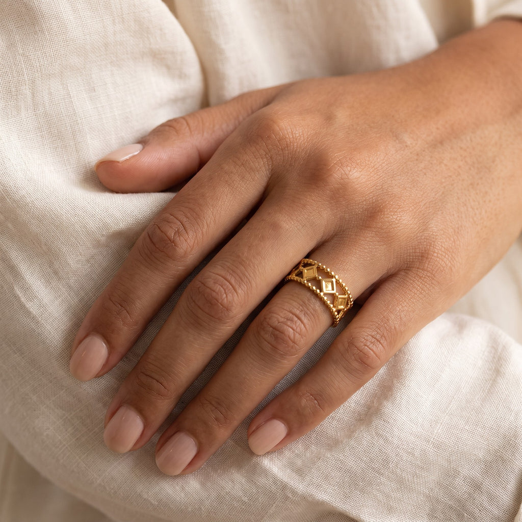 Anillo Rombos y bolitas dorado puesto