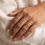 Anillo Rombos y bolitas dorado puesto