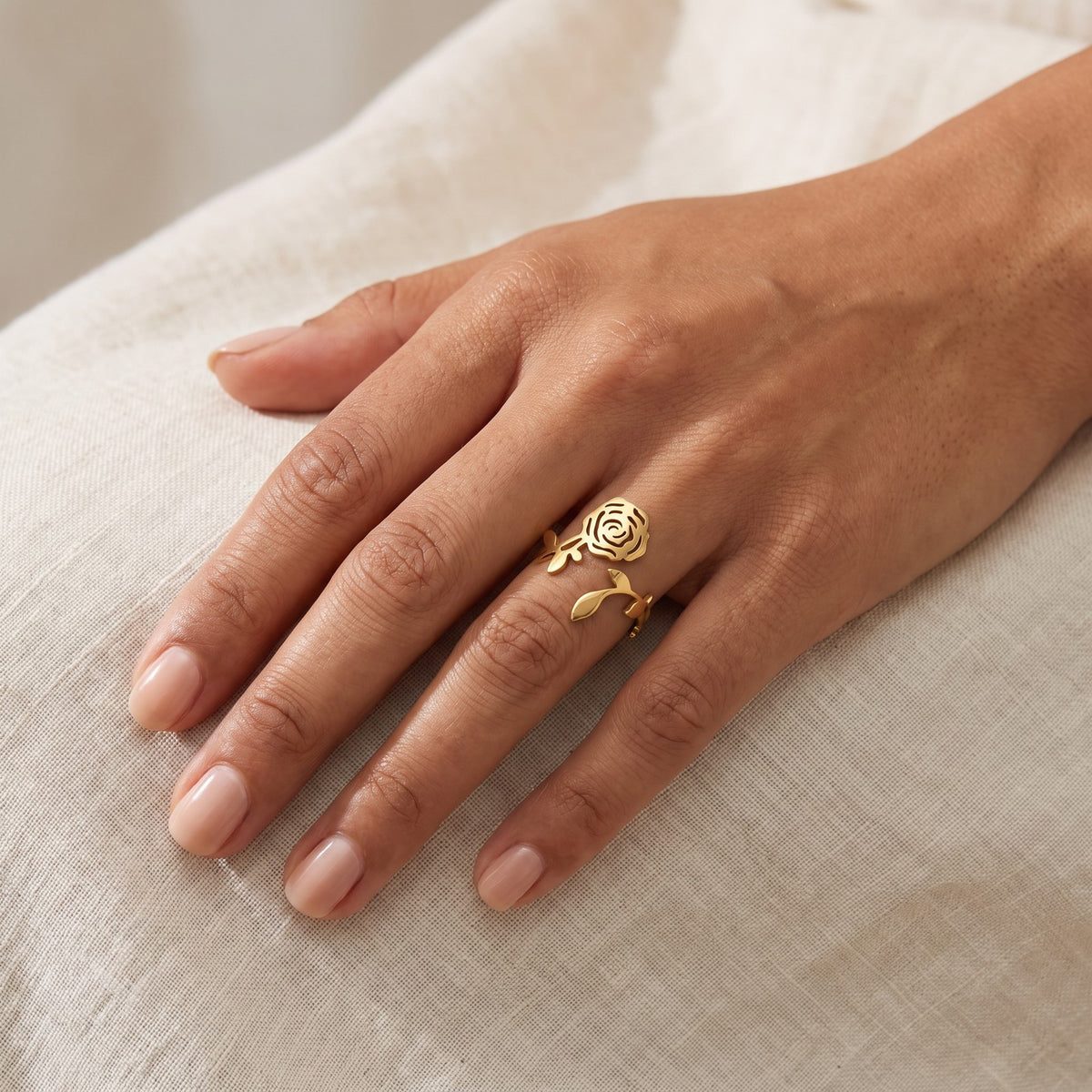 Anillo Rosa dorado puesto
