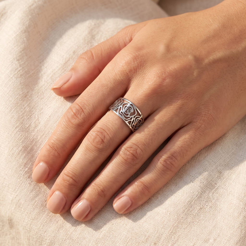 Anillo Rosas caladas plateado puesto