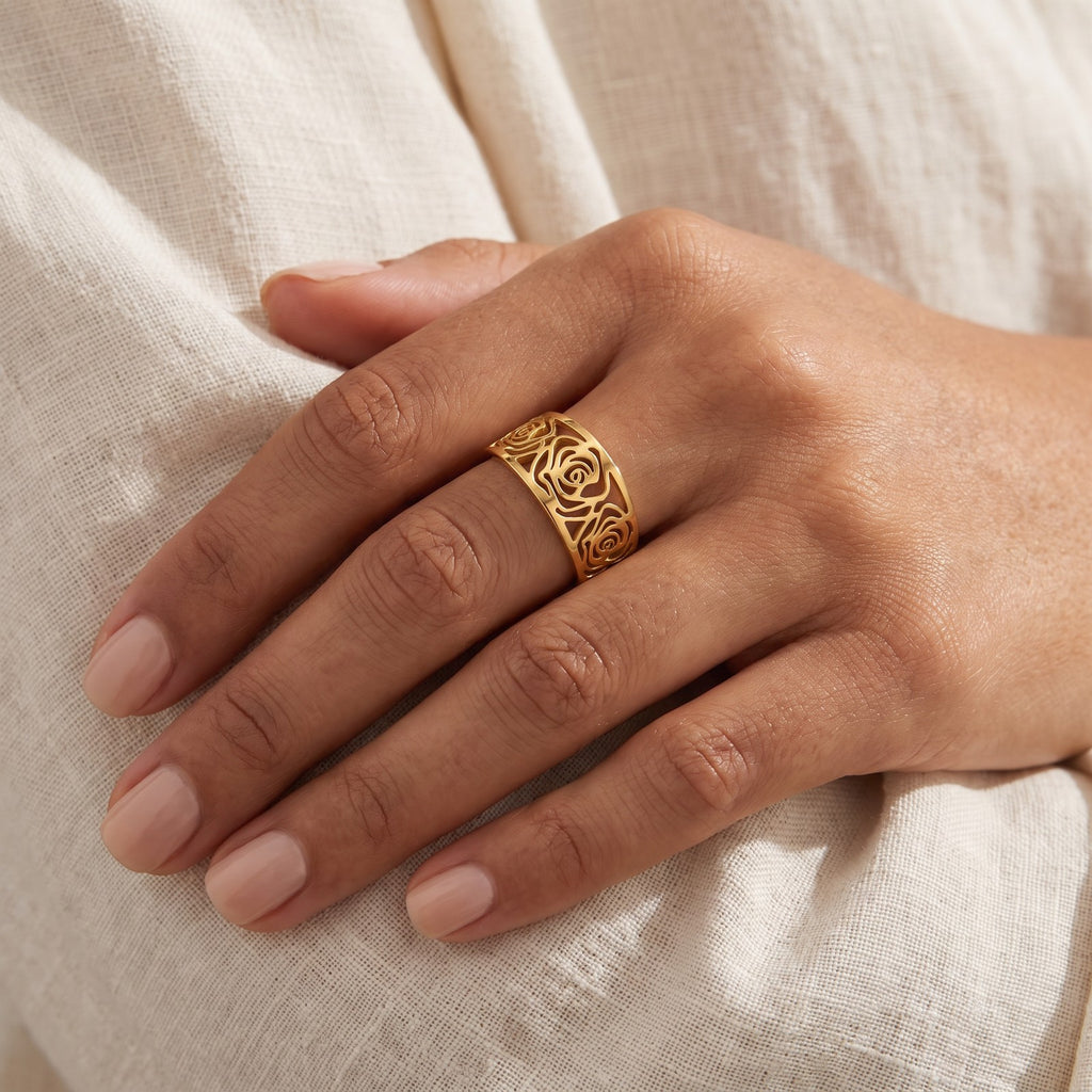 Anillo Rosas caladas dorado puesto