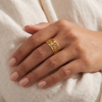Anillo Rosas caladas dorado puesto