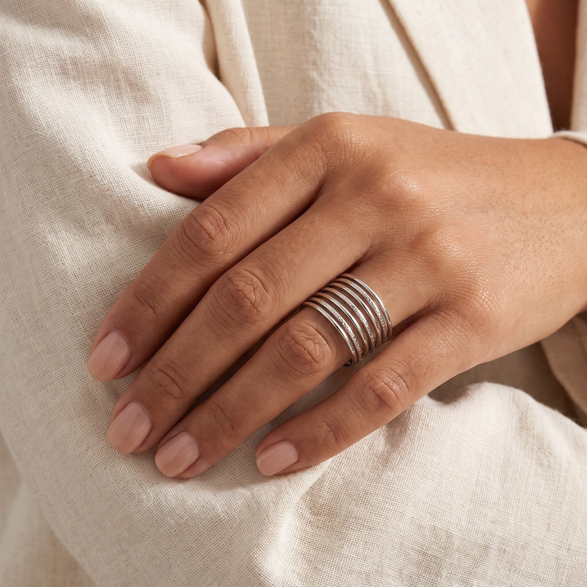 Anillo Seis líneas plateado puesto
