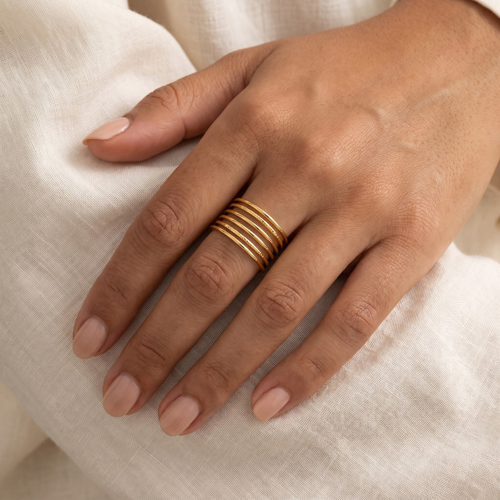 Anillo Seis líneas dorado puesto