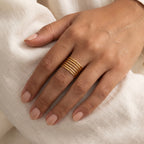 Anillo Seis líneas dorado puesto
