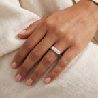Anillo Sello rectangular plateado puesto