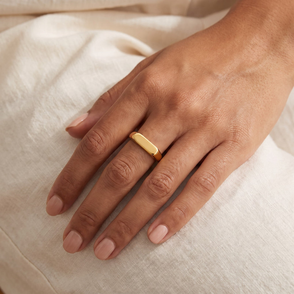 Anillo Sello rectangular dorado puesto