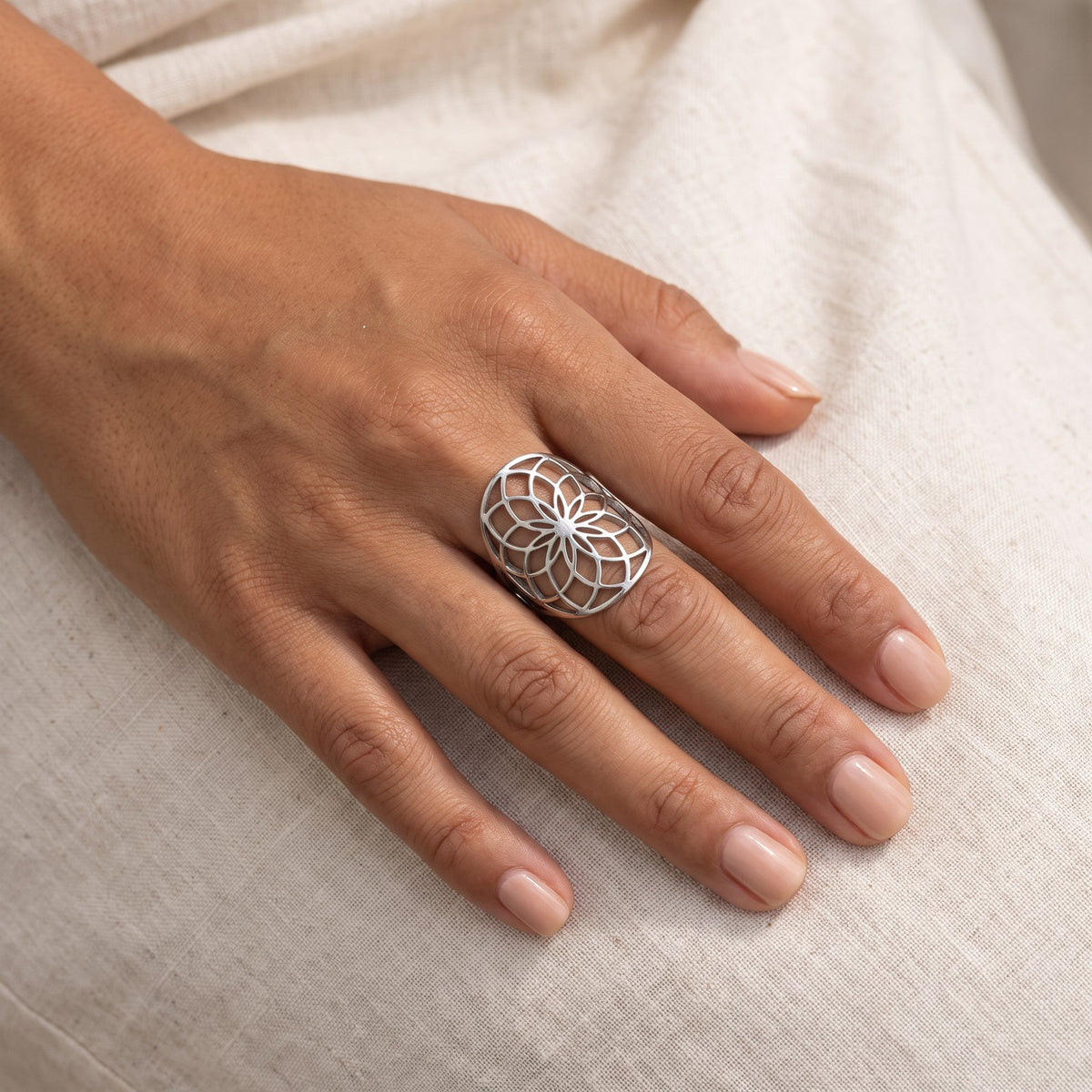 Anillo Semilla de la vida plateado puesto