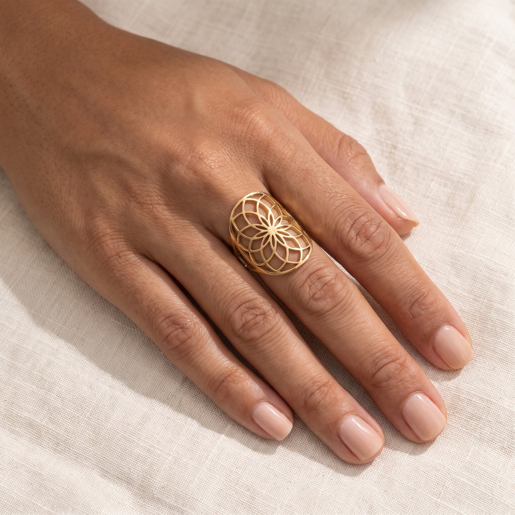 Anillo Semilla de la vida dorado puesto
